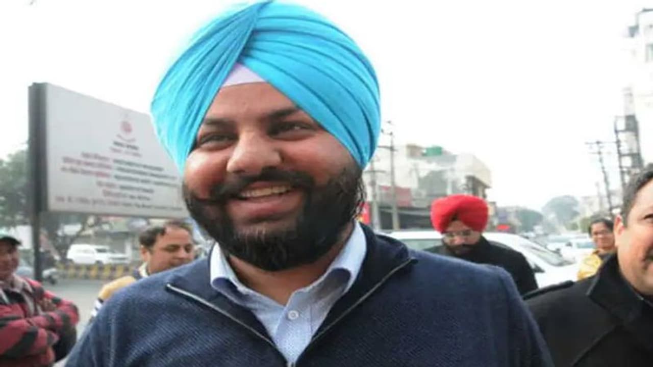Punjab Election 2022:कांग्रेस को फिर बड़ा झटका, कैबिनेट मंत्री के बेटे ने भी निर्दलीय चुनाव लड़ने का ऐलान किया Punjab Election 2022:कांग्रेस को फिर बड़ा झटका, कैबिनेट मंत्री के बेटे ने भी निर्दलीय चुनाव लड़ने का ऐलान किया