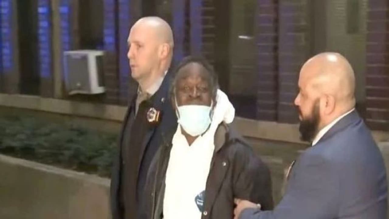 प्लेटफॉर्म पर आ रही थी ट्रेन तभी शख्स ने महिला को दिया धक्का, मौत हुई तो बोला मैं भगवान हूं प्लेटफॉर्म पर आ रही थी ट्रेन तभी शख्स ने महिला को दिया धक्का, मौत हुई तो बोला मैं भगवान हूं