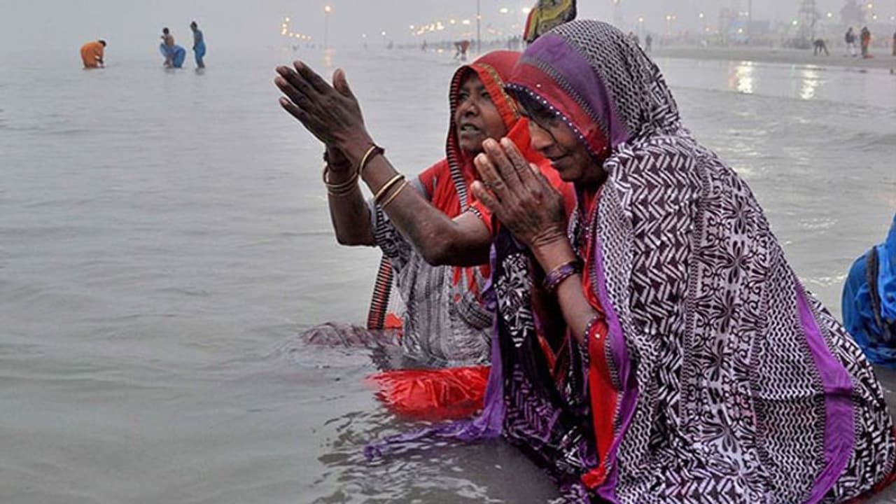 संगम तट पर एक महीने तक रहते हैं लोग, इसे कहते हैं कल्पवास, इसके कठोर नियम जानकर दंग रह जाएंगे आप संगम तट पर एक महीने तक रहते हैं लोग, इसे कहते हैं कल्पवास, इसके कठोर नियम जानकर दंग रह जाएंगे आप