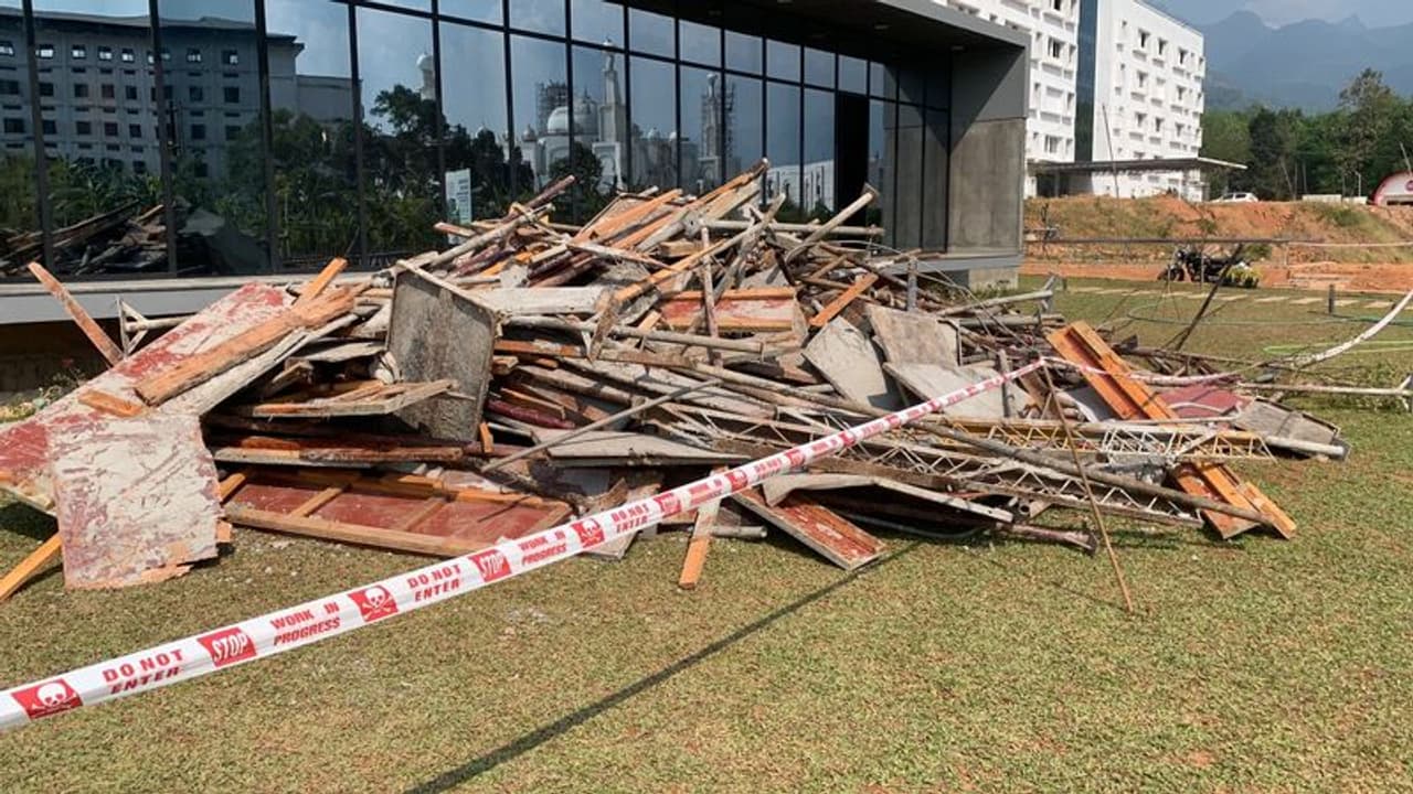  ఢిల్లీలో కుప్పకూలిన భవనం:ఇద్దరు కార్మికుల మృతి