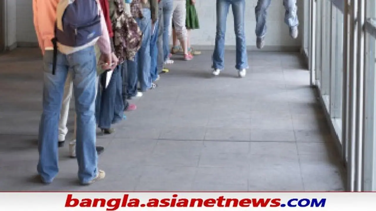 শুধু আছে লাইনে দাঁড়ানোর ধৈর্য্য, দিনে ১৬০০০ টাকা পর্যন্ত আয় করছেন এই ব্যক্তি শুধু আছে লাইনে দাঁড়ানোর ধৈর্য্য, দিনে ১৬০০০ টাকা পর্যন্ত আয় করছেন এই ব্যক্তি