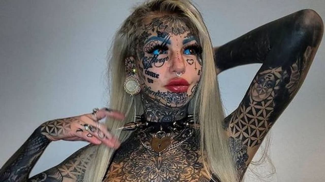 नौकरी नहीं मिली तो सवा करोड़ रुपए खर्च कर बनवाया टैटू, यहां से करती है मोटी कमाई, बनाया अच्छा खासा बैंक बैलेंस नौकरी नहीं मिली तो सवा करोड़ रुपए खर्च कर बनवाया टैटू, यहां से करती है मोटी कमाई, बनाया अच्छा खासा बैंक बैलेंस