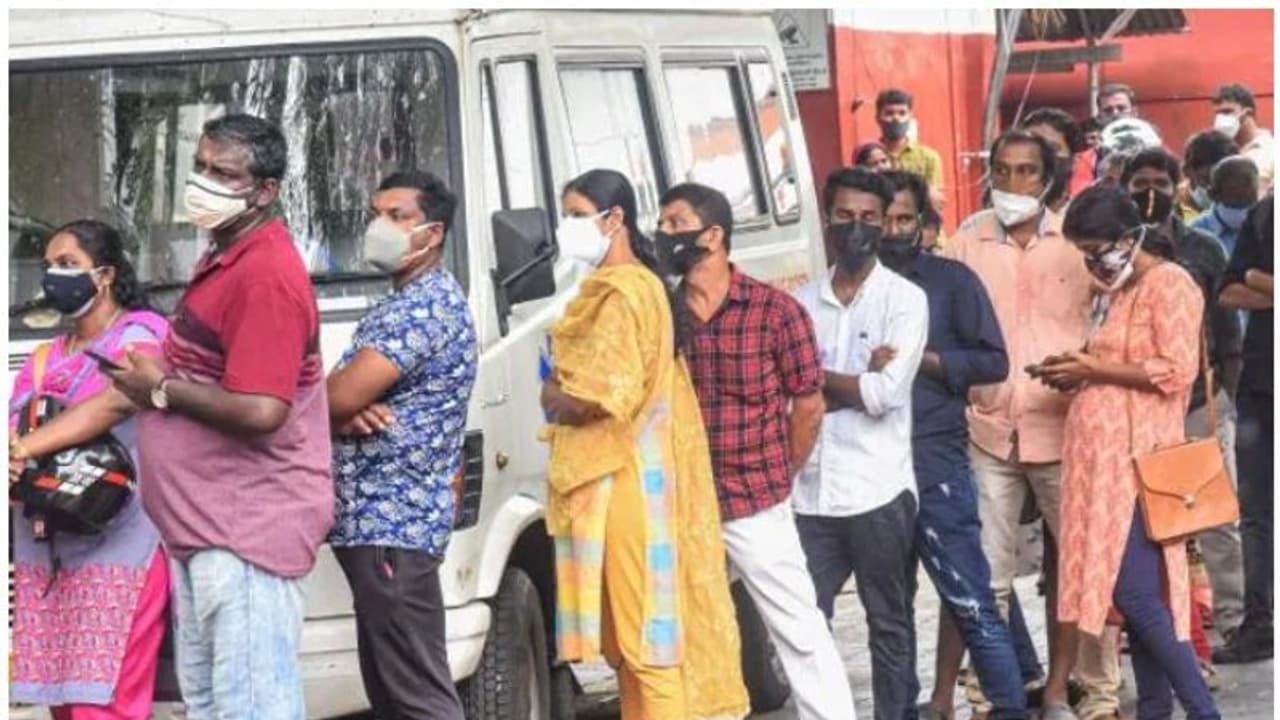 Covid Kerala : കൊവിഡ് വ്യാപനം; ഇടുക്കിയിലും വയനാട്ടിലും കൂടുതൽ നിയന്ത്രണങ്ങൾ