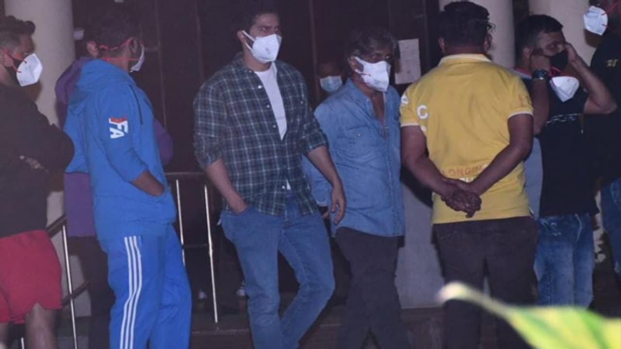 Varun Dhawan के ड्राइवर का हार्ट अटैक से मौत, 15 साल से जुड़े शख्स को खो देने पर सदमे में एक्टर Varun Dhawan के ड्राइवर का हार्ट अटैक से मौत, 15 साल से जुड़े शख्स को खो देने पर सदमे में एक्टर