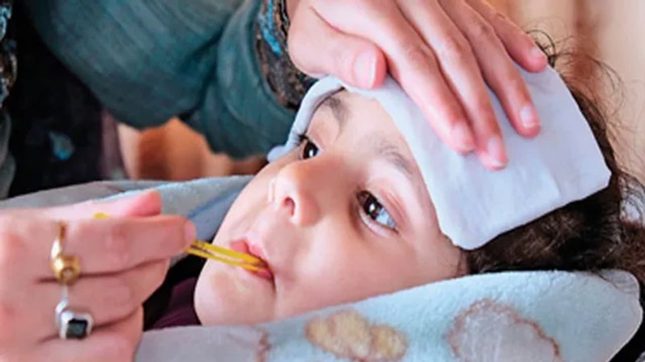 Kids omicron symptoms:குழந்தைகளை மறைந்திருந்து தாக்கும் ஒமிக்ரான்...இந்த அறிகுறிகள் இருந்த அலட்சியம் வேண்டாம்! Kids omicron symptoms:குழந்தைகளை மறைந்திருந்து தாக்கும் ஒமிக்ரான்...இந்த அறிகுறிகள் இருந்த அலட்சியம் வேண்டாம்!