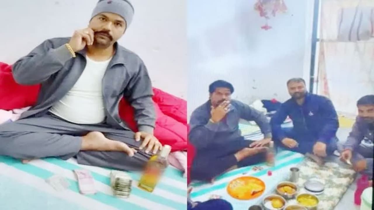 झारखंड जेल से आई शर्मनाक तस्वीर: कुख्यात गैंगस्टर कारावास में होकर भी गुर्गों के साथ कर रहा दारू पार्टी झारखंड जेल से आई शर्मनाक तस्वीर: कुख्यात गैंगस्टर कारावास में होकर भी गुर्गों के साथ कर रहा दारू पार्टी