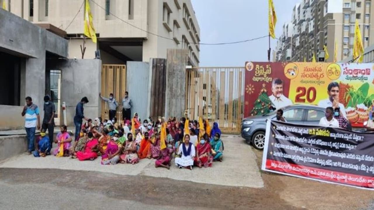 నారా లోకేష్ పీఏ లైంగిక వేధింపులు... టిడిపి కార్యాలయం వద్ద మహిళా నేతల ఆందోళన నారా లోకేష్ పీఏ లైంగిక వేధింపులు... టిడిపి కార్యాలయం వద్ద మహిళా నేతల ఆందోళన