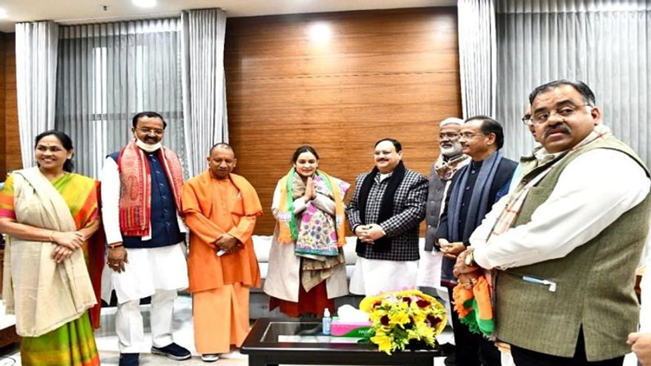 कभी मोदी की तारीफ कभी योगी के काम को किया सलाम... पढ़ें, अपर्णा यादव के बीजेपी में आने की Inside Story कभी मोदी की तारीफ कभी योगी के काम को किया सलाम... पढ़ें, अपर्णा यादव के बीजेपी में आने की Inside Story