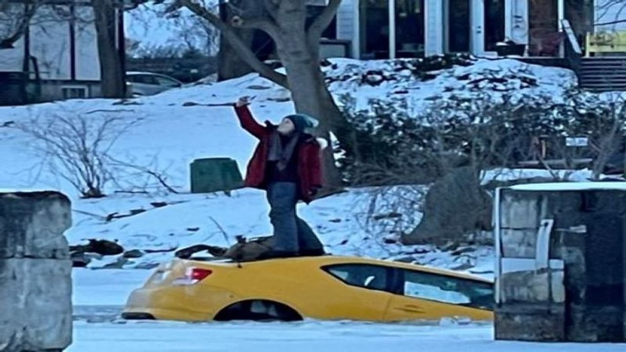 मौत खड़ी थी सामने और मुस्कुराते हुए महिला ले रही थी सेल्फी, Viral Video में देखिए आगे क्या हुआ मौत खड़ी थी सामने और मुस्कुराते हुए महिला ले रही थी सेल्फी, Viral Video में देखिए आगे क्या हुआ