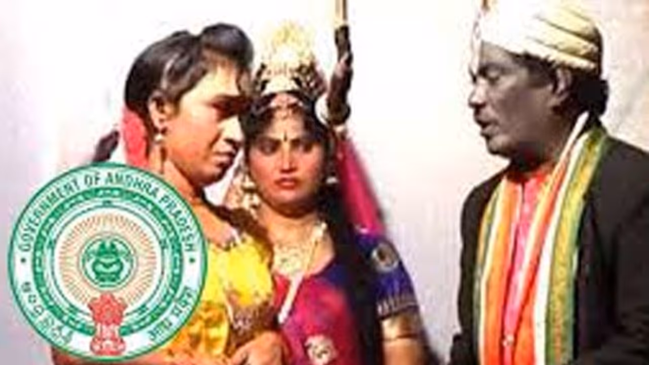 ‘‘సుబ్బిశెట్టి’’ కోసం రోడ్డున పడేస్తారా: చింతామణి నాటకం నిషేధంపై కళాకారుల ఆగ్రహం ‘‘సుబ్బిశెట్టి’’ కోసం రోడ్డున పడేస్తారా: చింతామణి నాటకం నిషేధంపై కళాకారుల ఆగ్రహం