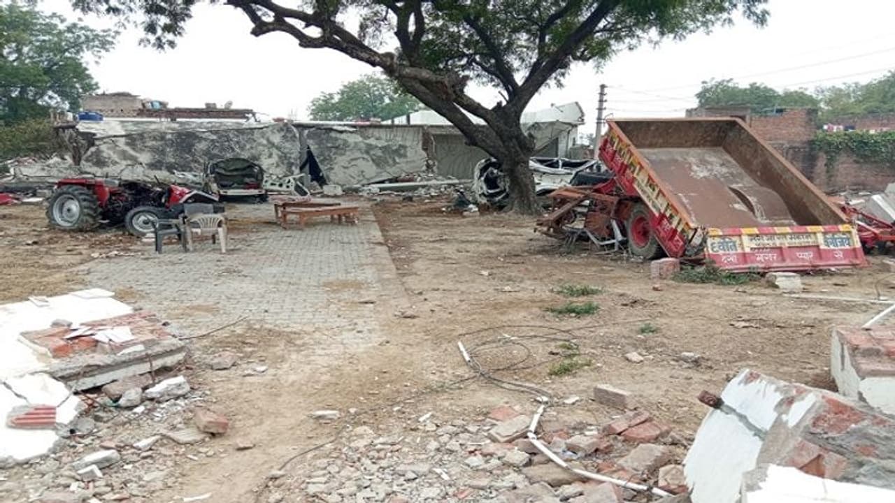 Special Story: विकास दुबे की कोठी पर लगा झंडा देख होती थी वोटिंग, एनकाउंटर के बाद आया बिकरू गांव में लोकतंत्र Special Story: विकास दुबे की कोठी पर लगा झंडा देख होती थी वोटिंग, एनकाउंटर के बाद आया बिकरू गांव में लोकतंत्र