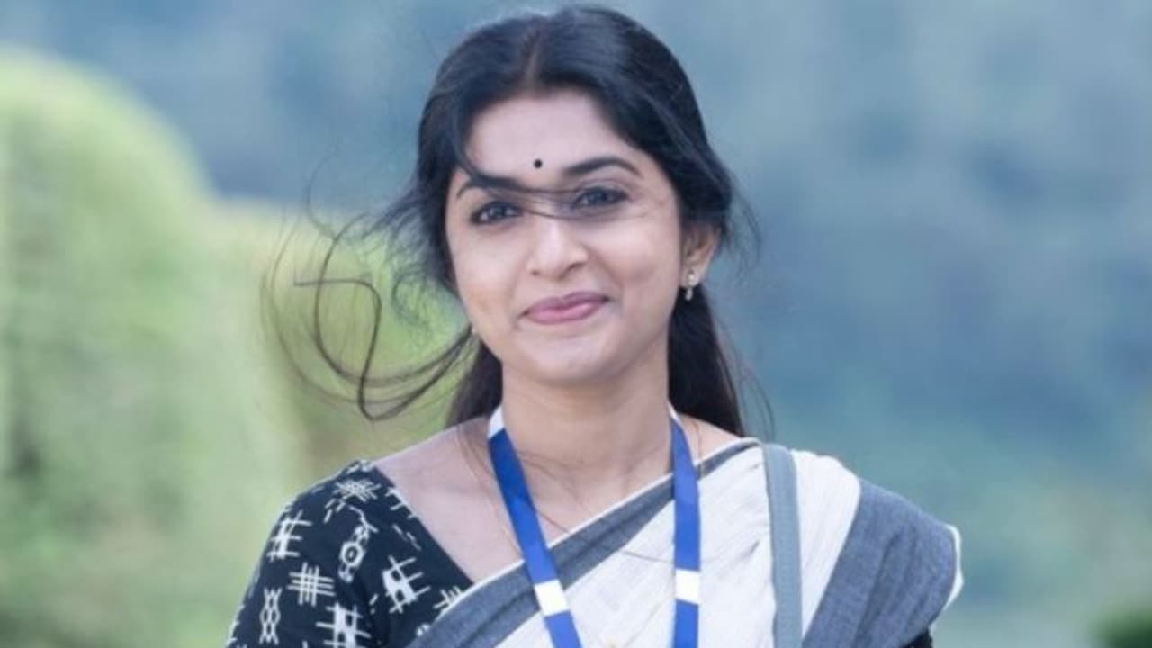 Meera Jasmine : ഇനി ഇൻസ്റ്റാഗ്രാമിലും കാണാം, ഫോട്ടോ പങ്കുവെച്ച് വരവറിയിച്ച് മീരാ ജാസ്‍മിൻ