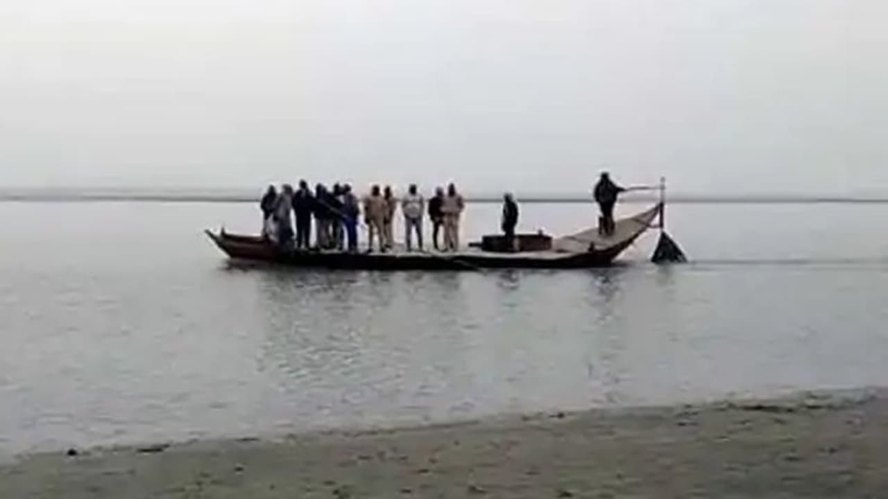 बिहार में बड़ा हादसा: 24 किसानों से भरी नाव नदी में डूबी, एक महिला का शव मिला, बाकी की तलाश जारी बिहार में बड़ा हादसा: 24 किसानों से भरी नाव नदी में डूबी, एक महिला का शव मिला, बाकी की तलाश जारी