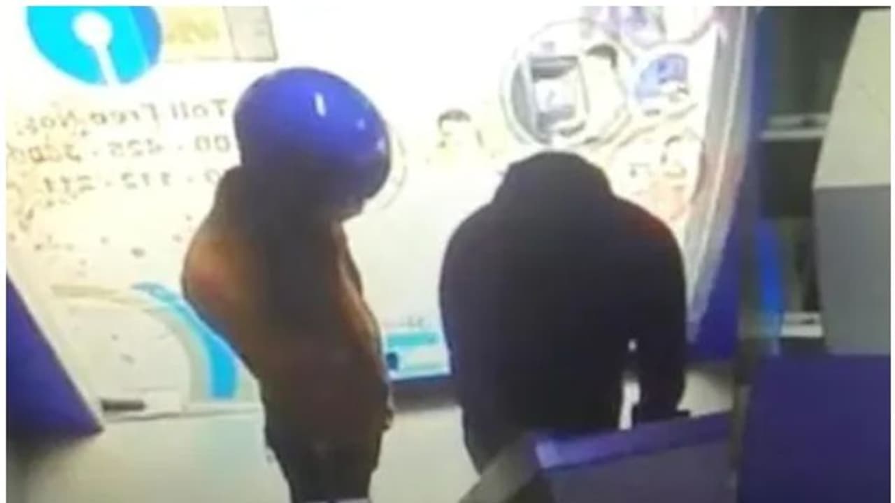 ATM Robbery : സോഫ്റ്റ്വെയറിൽ അപാകത, കൊച്ചിയില് എസ്ബിഐ എടിഎം കവർച്ച; രണ്ട് രാജസ്ഥാന് സ്വദേശികള് പിടിയില് ATM Robbery : സോഫ്റ്റ്വെയറിൽ അപാകത, കൊച്ചിയില് എസ്ബിഐ എടിഎം കവർച്ച; രണ്ട് രാജസ്ഥാന് സ്വദേശികള് പിടിയില്