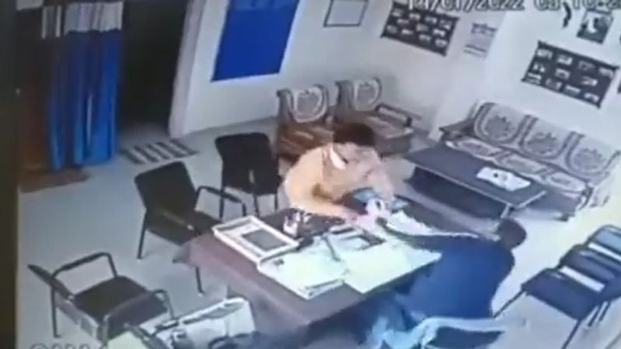 Shocking Video: অধ্যক্ষ অধ্যাপকের হাতাহাতি, সরকারি কলেজের সিসিটিভি ফুটেজ দেখে অবাক নেটদুনিয়া Shocking Video: অধ্যক্ষ অধ্যাপকের হাতাহাতি, সরকারি কলেজের সিসিটিভি ফুটেজ দেখে অবাক নেটদুনিয়া