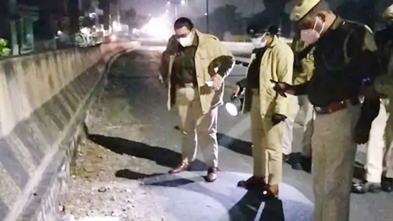 अलवर रेप कांड में Zomato Delivery Boy हिरासत में, जुर्म कबूलते हुए बोला हां मैंने उसे खून से लथपथ किया..लेकिन अलवर रेप कांड में Zomato Delivery Boy हिरासत में, जुर्म कबूलते हुए बोला हां मैंने उसे खून से लथपथ किया..लेकिन