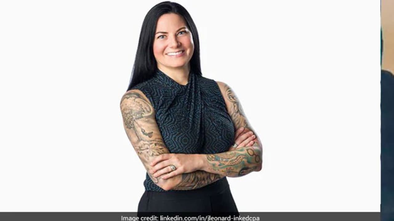 కంపెనీ హెడ్ షాట్ లో.. టాటూలను చూపిస్తూ మహిళ ఫోటోలు.. వైరల్..! కంపెనీ హెడ్ షాట్ లో.. టాటూలను చూపిస్తూ మహిళ ఫోటోలు.. వైరల్..!