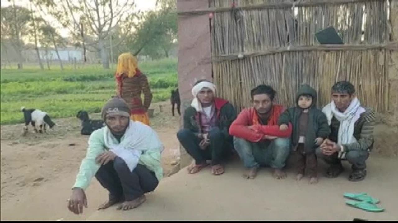 राजस्थान में कर्ज माफी के दावे खोखले लोन चुकाने से पहले किसान की मौत तो 15 बीघा जमीन नीलाम, सड़क पर आया परिवार राजस्थान में कर्ज माफी के दावे खोखले लोन चुकाने से पहले किसान की मौत तो 15 बीघा जमीन नीलाम, सड़क पर आया परिवार