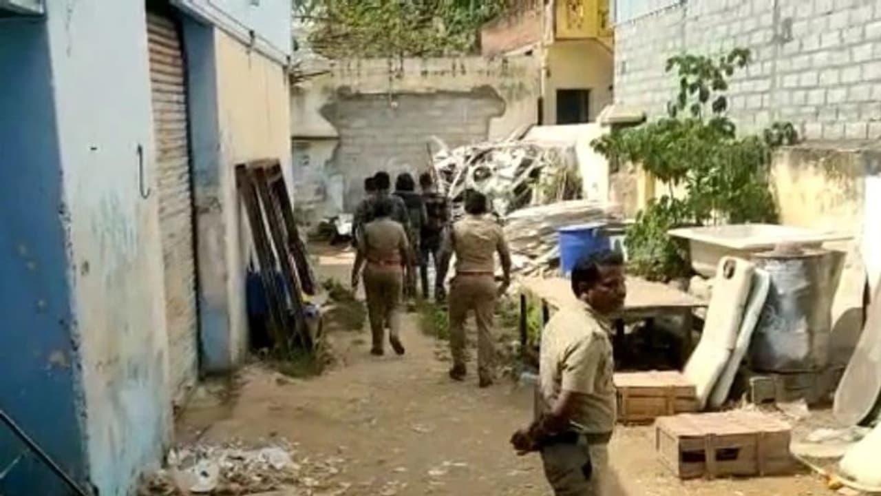 ಬೆಂಗಳೂರು: ಚಿರತೆ ಹುಡುಕಾಟದಲ್ಲಿ ಸಿಬ್ಬಂದಿ ಜೊತೆ ಜನಜಾತ್ರೆ..!