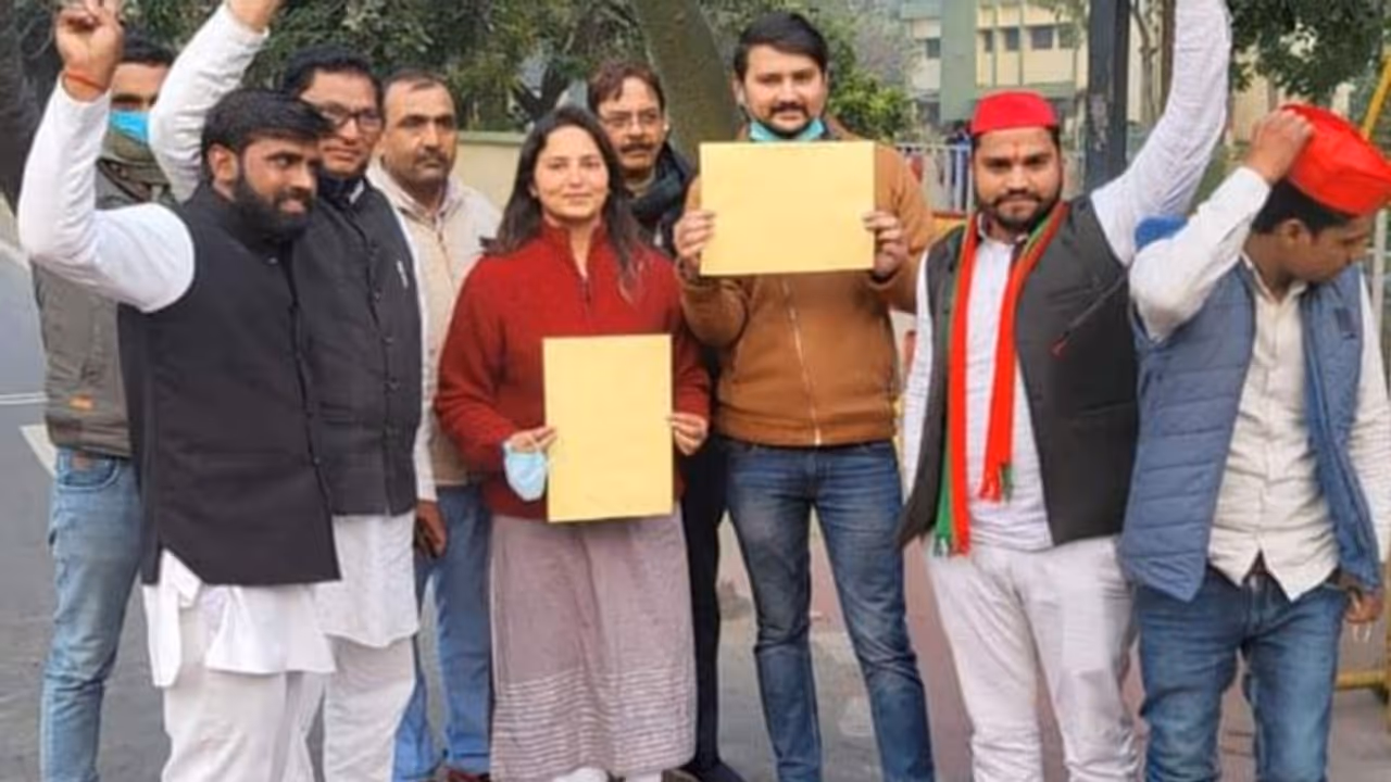 हिस्ट्रीशीटर की बेटी को समाजवादी पार्टी ने बनाया प्रत्याशी, BSP ने दिया बीजेपी को झटका हिस्ट्रीशीटर की बेटी को समाजवादी पार्टी ने बनाया प्रत्याशी, BSP ने दिया बीजेपी को झटका