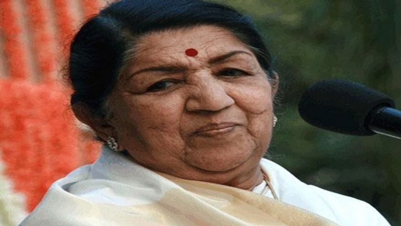 Lata Mangeshkar Health Update: लता मंगेशकर अभी भी ICU में, डॉक्टर बोले ठीक होने के लिए करें प्रार्थना Lata Mangeshkar Health Update: लता मंगेशकर अभी भी ICU में, डॉक्टर बोले ठीक होने के लिए करें प्रार्थना