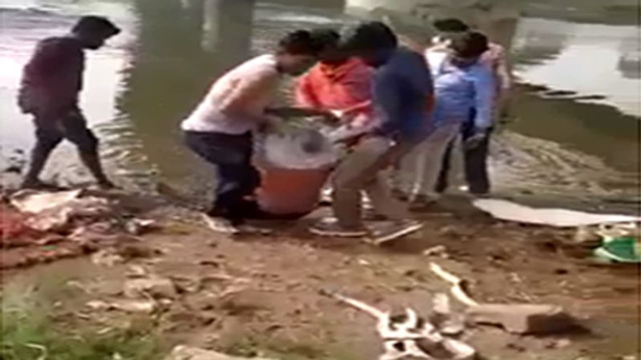 ఆత్మహత్య కోసం కాలువలోకి.. ప్రాణాలకు తెగించి కాపాడిన కానిస్టేబుల్ (వీడియో) ఆత్మహత్య కోసం కాలువలోకి.. ప్రాణాలకు తెగించి కాపాడిన కానిస్టేబుల్ (వీడియో)