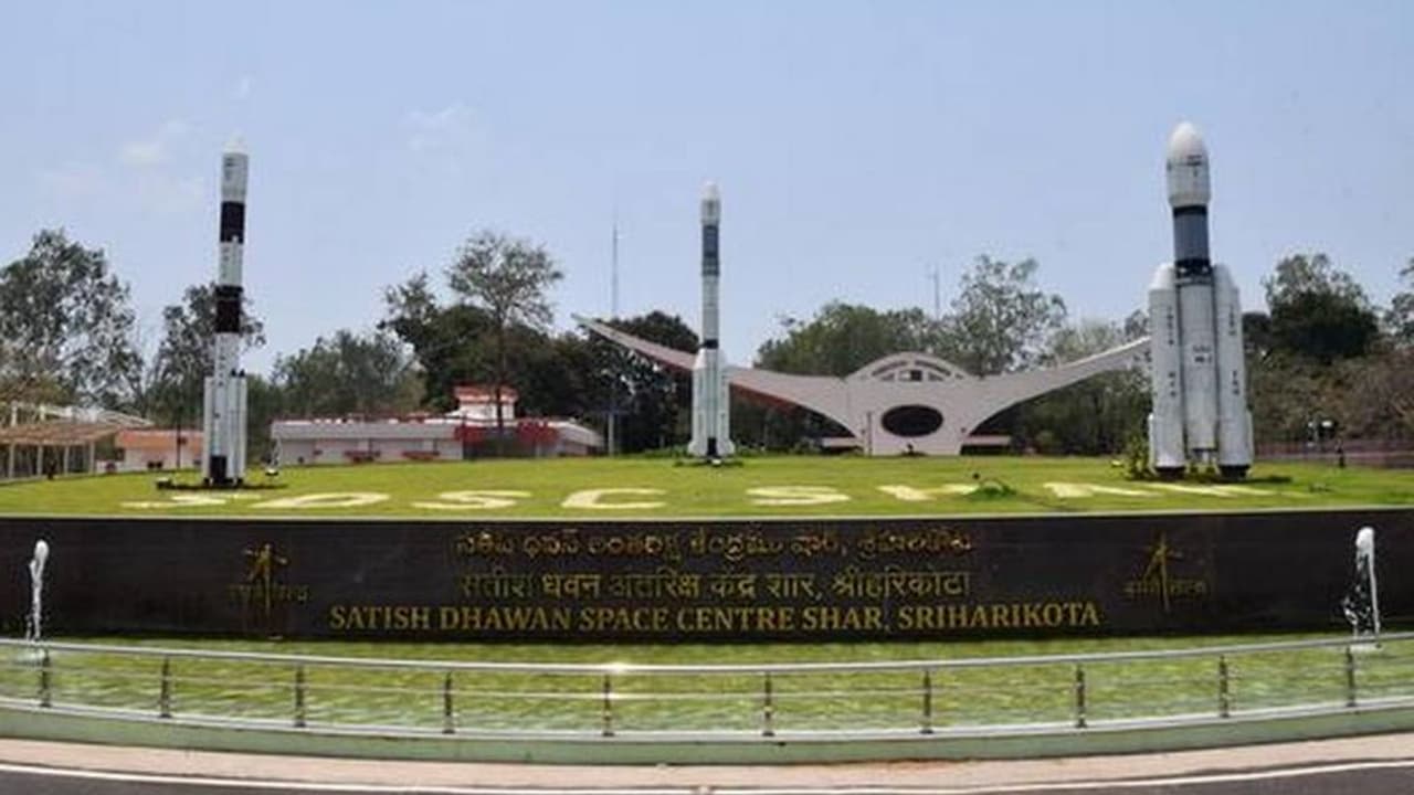 கொரோனா பிடியில் சிக்கிய விண்வெளி ஆராய்ச்சி மையம்... 357 பேருக்கு தொற்று!!