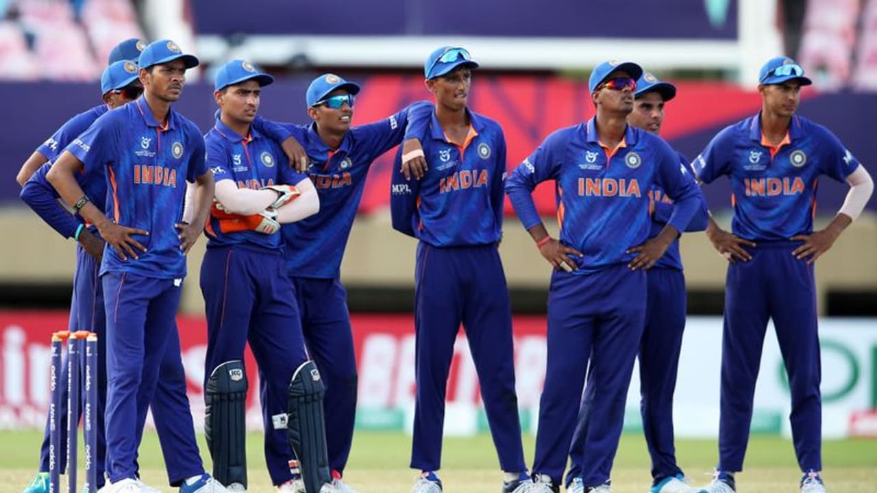 ICC U19 World Cup: ഇന്ത്യക്ക് കനത്ത തിരിച്ചടി, ക്യാപ്റ്റനടക്കം 6 കളിക്കാര്ക്ക് കൊവിഡ് ICC U19 World Cup: ഇന്ത്യക്ക് കനത്ത തിരിച്ചടി, ക്യാപ്റ്റനടക്കം 6 കളിക്കാര്ക്ക് കൊവിഡ്