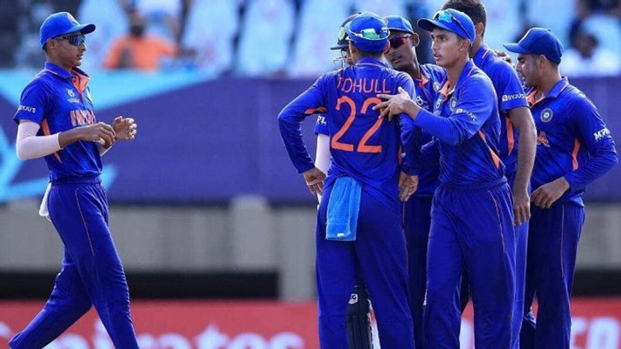 Under 19 World Cup: भारतीय टीम को लगा बड़ा झटका, कप्तान समेत 6 खिलाड़ी कोरोना पॉजिटिव Under 19 World Cup: भारतीय टीम को लगा बड़ा झटका, कप्तान समेत 6 खिलाड़ी कोरोना पॉजिटिव