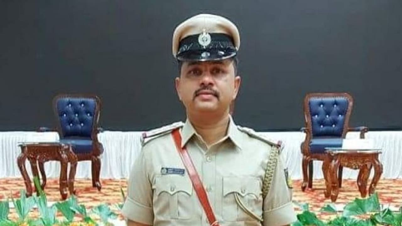 Crime News ದೂರು ಕೊಡಲು ಹೋದ ಮಹಿಳೆಯನ್ನ ಮಂಚಕ್ಕೆ ಕರೆದ್ರಾ ಪೊಲೀಸ್ ಇನ್ಸ್ಪೆಕ್ಟರ್..? Crime News ದೂರು ಕೊಡಲು ಹೋದ ಮಹಿಳೆಯನ್ನ ಮಂಚಕ್ಕೆ ಕರೆದ್ರಾ ಪೊಲೀಸ್ ಇನ್ಸ್ಪೆಕ್ಟರ್..?