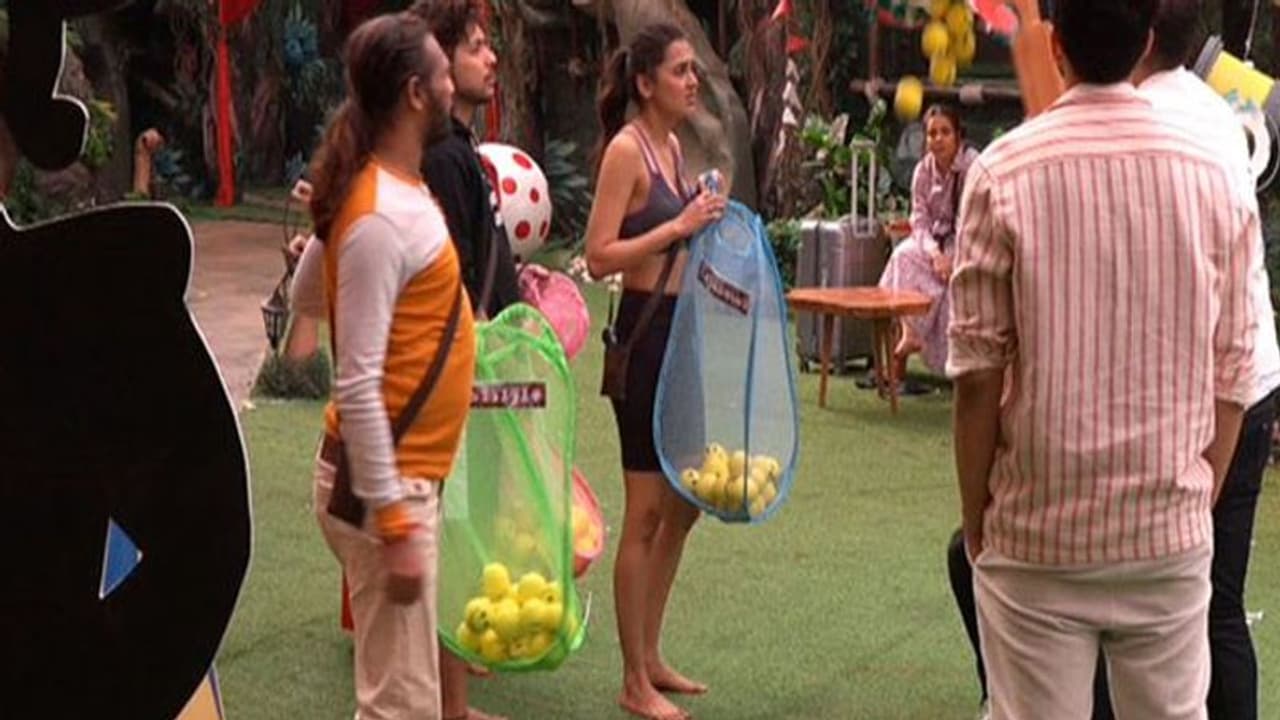 Bigg Boss 15: तेजस्वी प्रकाश अभिजीत बिचकुले को बॉल मार रोने लगी, राखी सावंत बोली आंसू कार्ड क्यों?