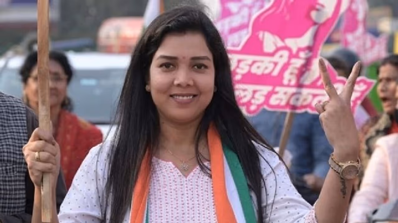कांग्रेस के 'लड़की हूं, लड़ सकती हूं' अभियान की पोस्टर गर्ल प्रियंका मौर्य BJP में हो सकती हैं शामिल कांग्रेस के 'लड़की हूं, लड़ सकती हूं' अभियान की पोस्टर गर्ल प्रियंका मौर्य BJP में हो सकती हैं शामिल