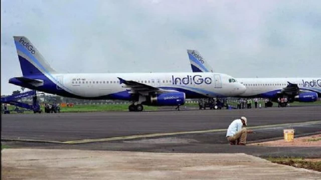 हवा में 3000 फीट की ऊंचाई पर एक दूसरे के करीब आ गए थे IndiGo के दो विमान, राडार कंट्रोलर ने टाला हादसा हवा में 3000 फीट की ऊंचाई पर एक दूसरे के करीब आ गए थे IndiGo के दो विमान, राडार कंट्रोलर ने टाला हादसा