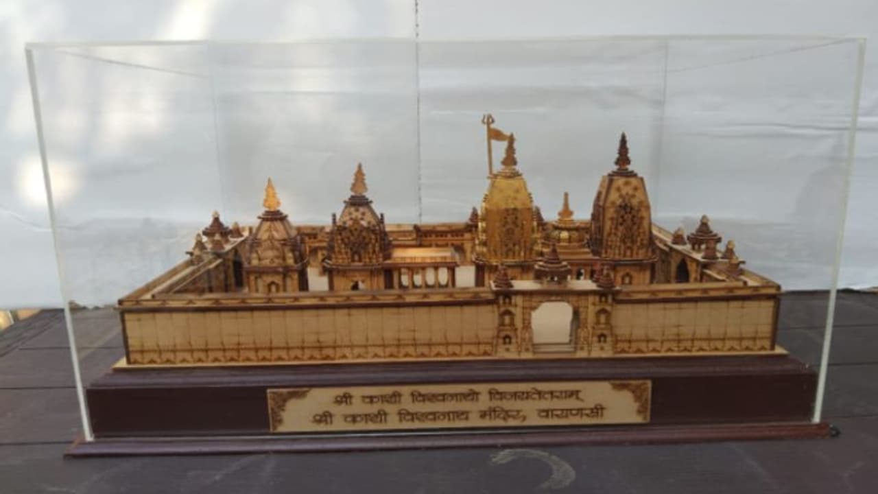 लकड़ी से बना बाबा भोलेनाथ का दरबार , सैलानियों की पहली पसंद बना काशी विश्वनाथ धाम का मॉडल लकड़ी से बना बाबा भोलेनाथ का दरबार , सैलानियों की पहली पसंद बना काशी विश्वनाथ धाम का मॉडल