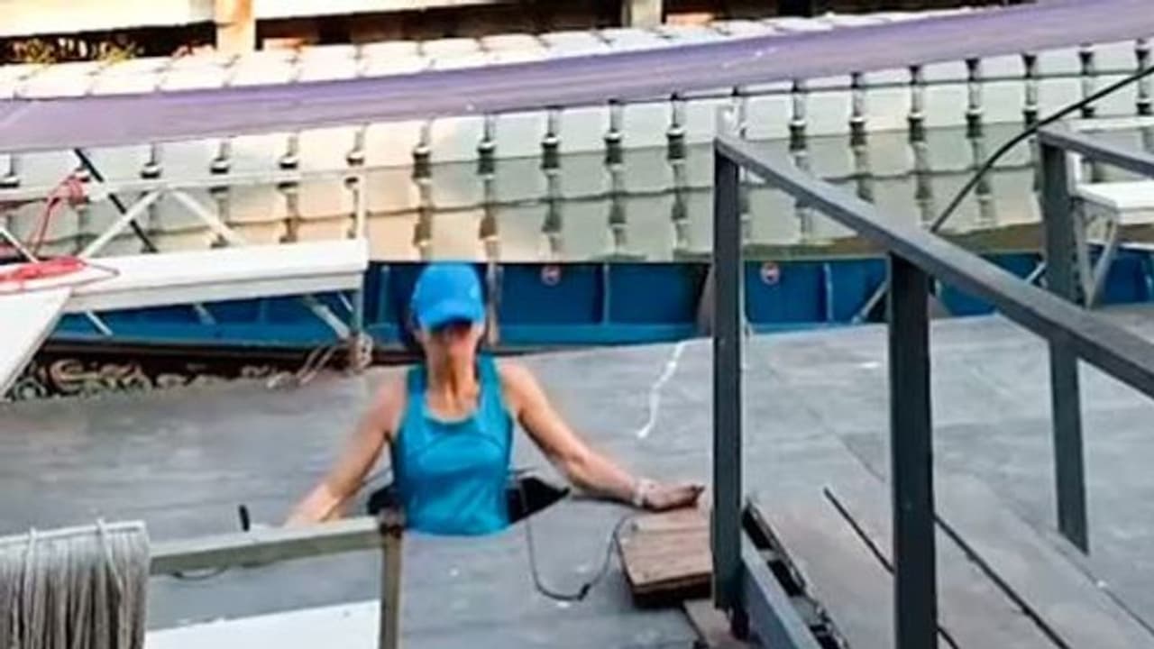 जब रस्सी कूदते कूदते अचानक जमीन में धंस गई महिला, देखिए हैरान करने वाला ये वीडियो