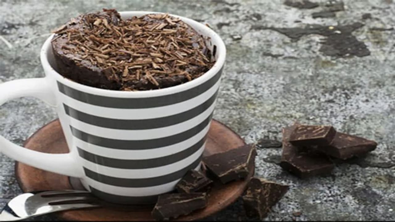 Food Tips: बच्चों का केक खाने का है मन, तो इस तरह 5 मिनट में कप में बनाएं मार्केट जैसी Chocolate Brownie