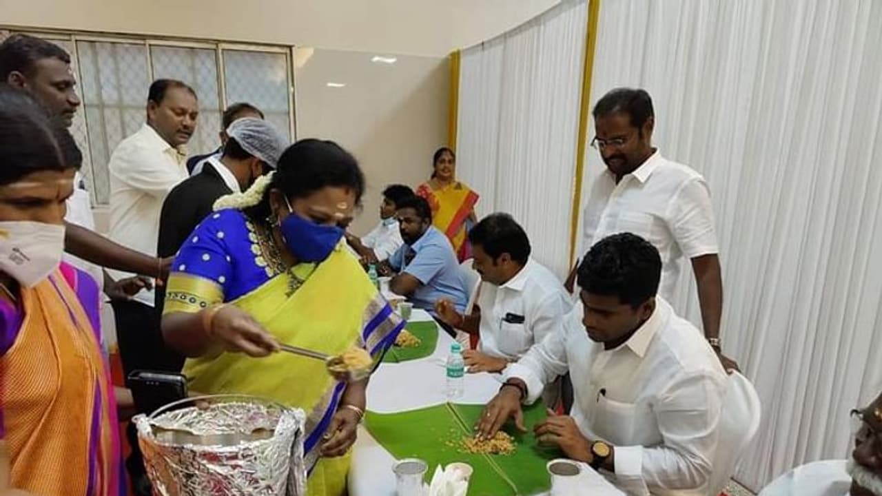 தலைவாழை இலைபோட்டு அண்ணாமலைக்கு உணவு பரிமாறிய ஆளுநர்.. பாஜக நிர்வாகிகளை உருக வைத்த ஒற்றை வார்த்தை. தலைவாழை இலைபோட்டு அண்ணாமலைக்கு உணவு பரிமாறிய ஆளுநர்.. பாஜக நிர்வாகிகளை உருக வைத்த ஒற்றை வார்த்தை.