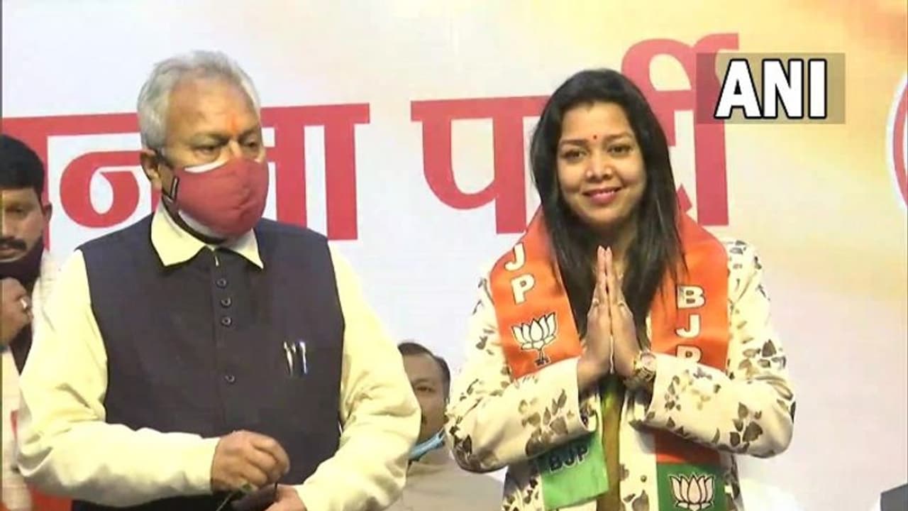 कांग्रेस के 'लड़की हूं, लड़ सकती हूं' अभियान की पोस्टर गर्ल बीजेपी में शामिल कांग्रेस के 'लड़की हूं, लड़ सकती हूं' अभियान की पोस्टर गर्ल बीजेपी में शामिल