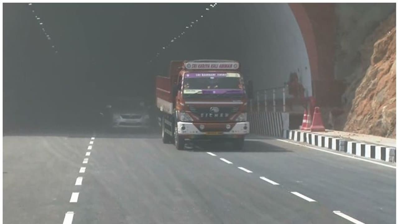 ಕಾರವಾರ: ಪ್ರವಾಸಿಗರಿಗೆ ಹೊಸ ಅನುಭವ ನೀಡುತ್ತಿರುವ ಸುರಂಗ ಮಾರ್ಗ..!