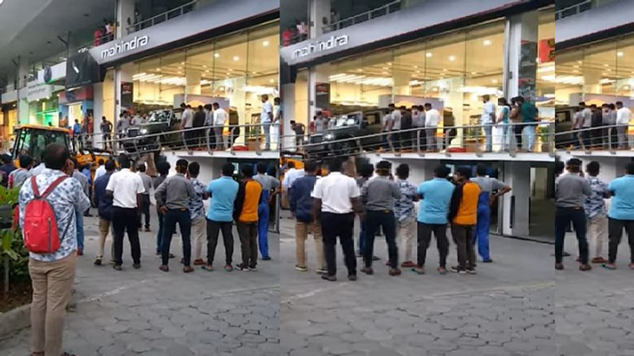 Mahindra Thar ಕಾರು ಡೆಲಿವರಿ ವೇಳೆ ಗ್ರಾಹಕನ ಎಡವಟ್ಟು, ಶೋ ರೂಂ ಗಾಜು ಪುಡಿ ಪುಡಿ, ಅತೀ ದೊಡ್ಡ ದುರಂತದಿಂದ ಪಾರು!