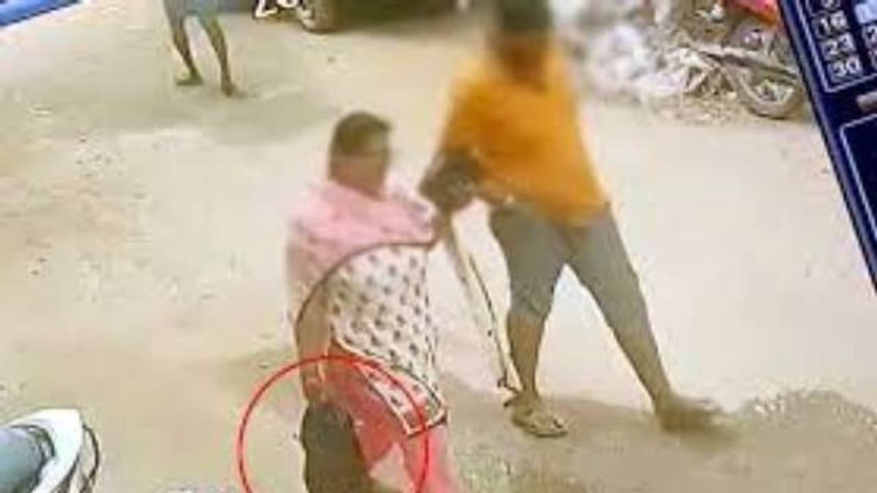 கையில் துண்டிக்கப்பட்ட கணவன் தலை… போலீஸில் சரணடைந்த மனைவி… ரேணிகுண்டாவில் கொடூரம்!!