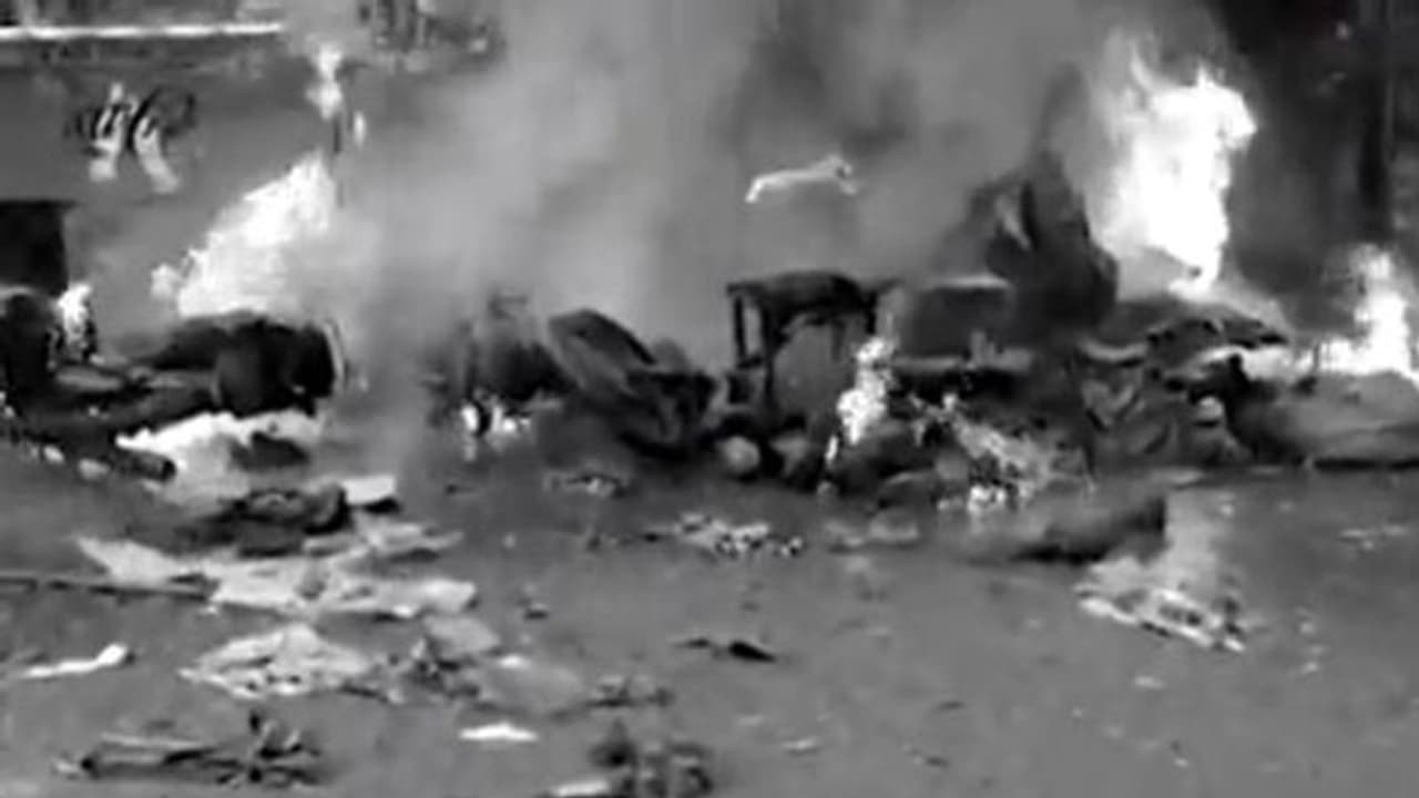 ఇరాక్ లో భారీ బాంబ్ పేలుళ్లు... పదిమంది మృతి, 20 మందికి గాయాలు ఇరాక్ లో భారీ బాంబ్ పేలుళ్లు... పదిమంది మృతి, 20 మందికి గాయాలు