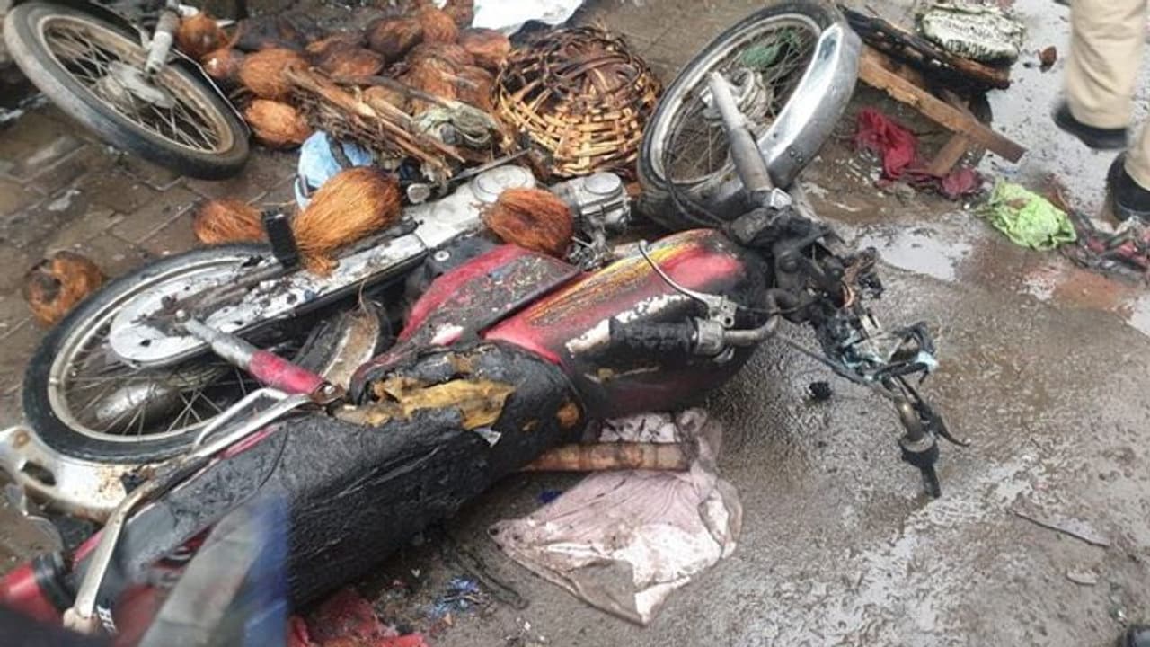 कहीं अपने ही बुने जाल में तो नहीं फंस रहा Pakistan, Anarkali सीरियल ब्लास्ट में विपक्ष ने इमरान सरकार को घेरा कहीं अपने ही बुने जाल में तो नहीं फंस रहा Pakistan, Anarkali सीरियल ब्लास्ट में विपक्ष ने इमरान सरकार को घेरा