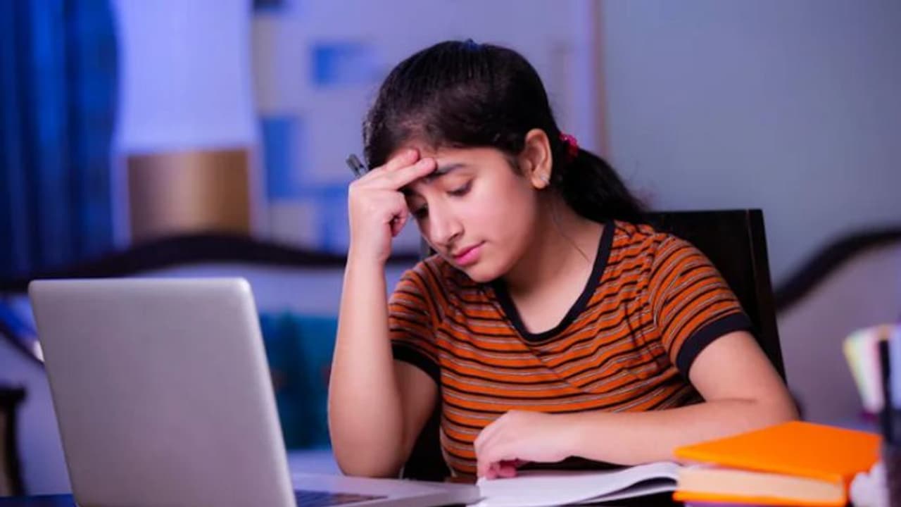 Work from Home Challenges: ಹೇಳಿದಷ್ಟು ಯಾವುದೂ ಸುಲಭವಲ್ಲ, ಇದ್ರಲ್ಲೂ ಇದೆ ಅನೇಕ ಸವಾಲು! Work from Home Challenges: ಹೇಳಿದಷ್ಟು ಯಾವುದೂ ಸುಲಭವಲ್ಲ, ಇದ್ರಲ್ಲೂ ಇದೆ ಅನೇಕ ಸವಾಲು!