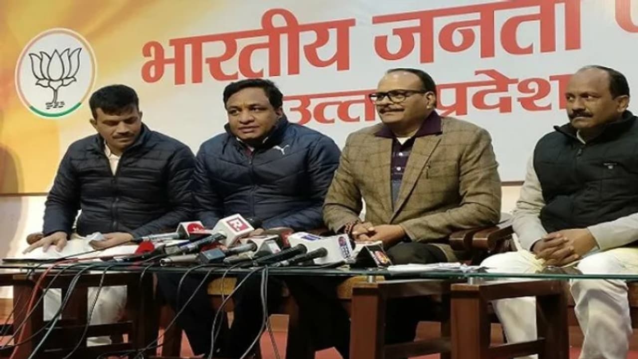 बृजेश पाठक ने लगाया सपा पर आरोप, कहा सपा ने शोहदों के खैरख्वाह, गुंडों, माफियाओं को दिया टिकट बृजेश पाठक ने लगाया सपा पर आरोप, कहा सपा ने शोहदों के खैरख्वाह, गुंडों, माफियाओं को दिया टिकट