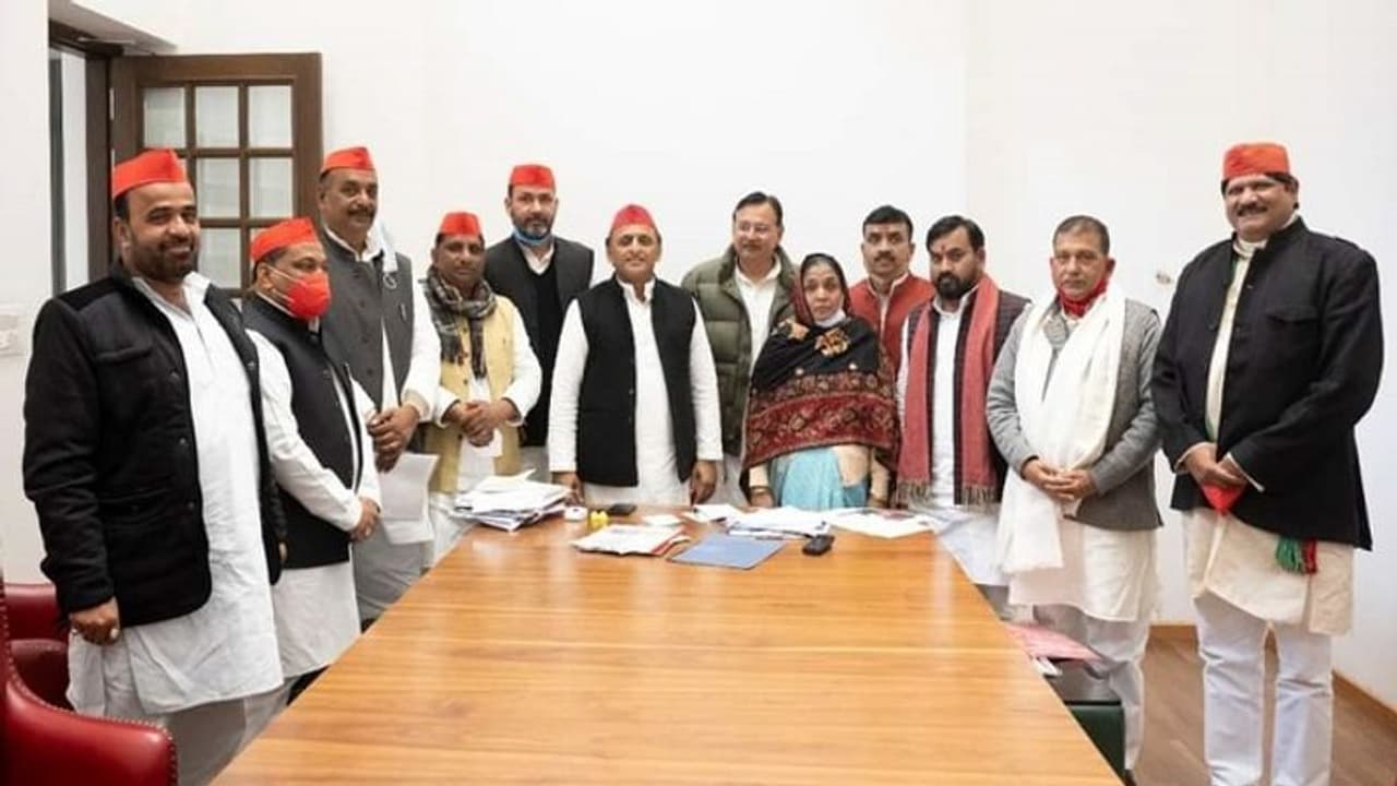 UP Election 2022: SP में शामिल हुईं पूर्व BJP प्रदेश उपाध्यक्ष की पत्नी, योगी के खिलाफ लड़ सकती हैं चुनाव UP Election 2022: SP में शामिल हुईं पूर्व BJP प्रदेश उपाध्यक्ष की पत्नी, योगी के खिलाफ लड़ सकती हैं चुनाव