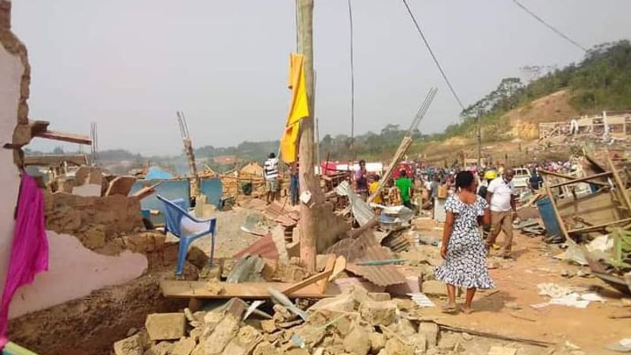 घाना की गोल्ड माइन में बाइक से टकराया विस्फोटक से भरा ट्रक, भीषण ब्लास्ट में 20 से अधिक लोगों की मौत घाना की गोल्ड माइन में बाइक से टकराया विस्फोटक से भरा ट्रक, भीषण ब्लास्ट में 20 से अधिक लोगों की मौत