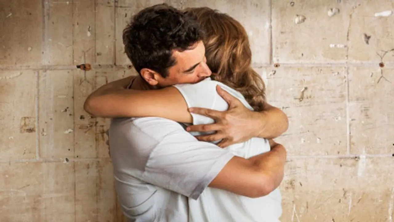 ಈತನೇನು ಕರಡಿಯೇ: ಹಗ್‌ ಮಾಡಿದ್ದ ರಭಸಕ್ಕೆ ಮುರಿದೇ ಹೋಯ್ತು ಯುವತಿಯ ಪಕ್ಕೆಲುಬು