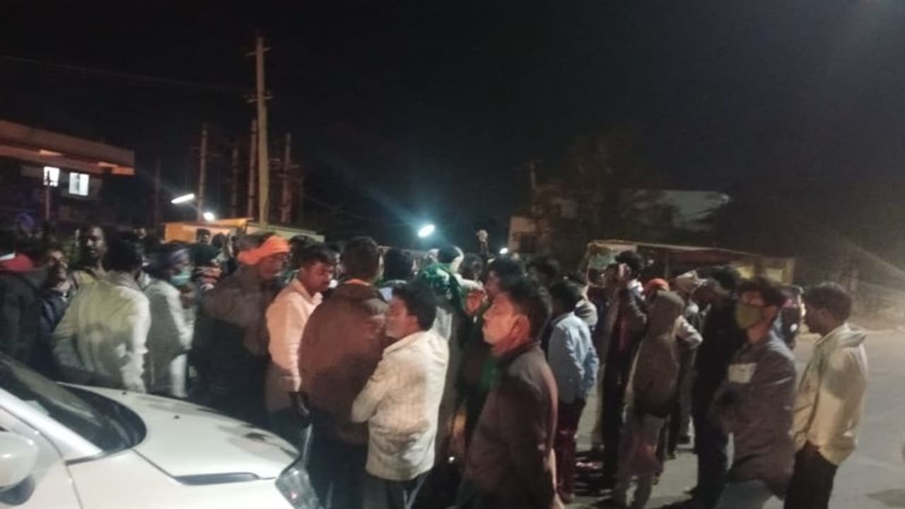 Suryapet: సూర్యాపేట మార్కెట్ యార్డులో రైతన్న కన్నెర్ర.. Suryapet: సూర్యాపేట మార్కెట్ యార్డులో రైతన్న కన్నెర్ర..