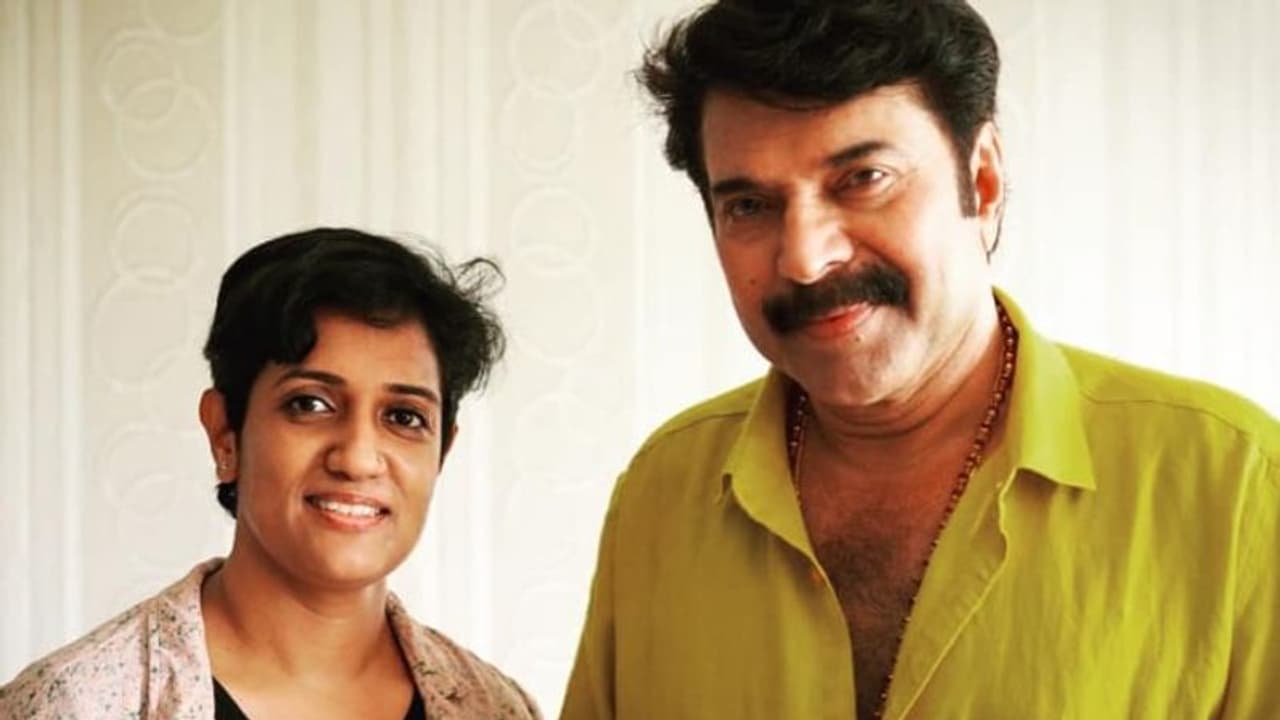 Ratheena Director : മുസ്ലീം, ഭ‍‍ർത്താവ് കൂടെയില്ല, കൊച്ചിയിൽ ഫ്ലാറ്റ് കിട്ടാനില്ലെന്ന് പുഴുവിന്റെ സംവിധായിക